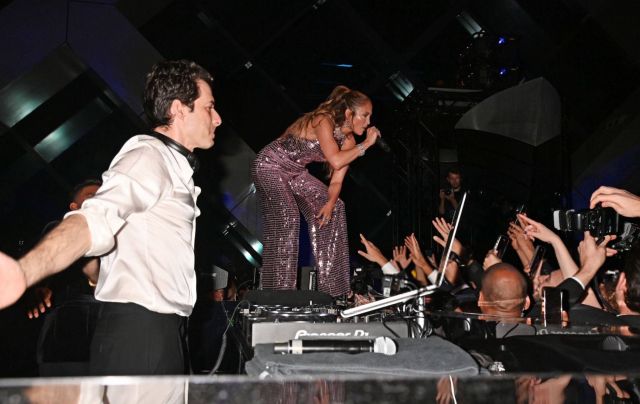 أناقة فانيسا هادجنز وجينيفر لوبيز ونانسي عجرم ونعومي كامبل في حفل واحد