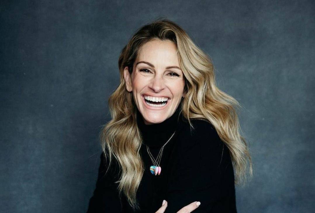 جوليا روبرتس بملامح شابّة لم تتغيّر في باريس وبإطلالة أنيقة