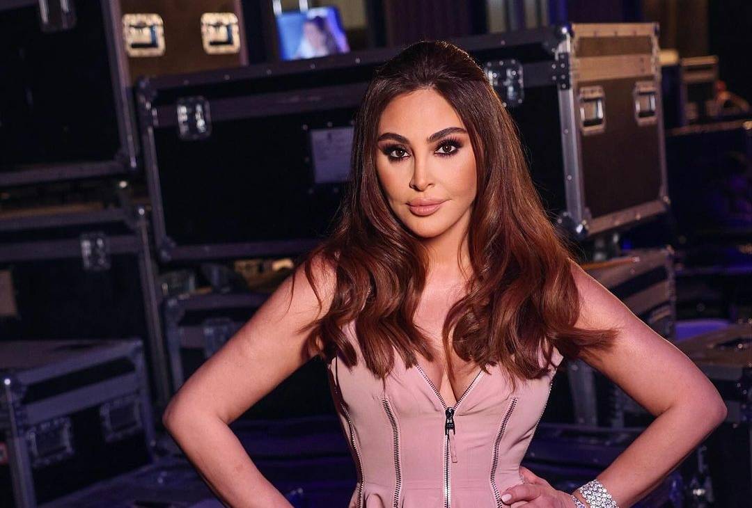 إليسا بشكل مختلف بعد تخلّيها عن الفيلر... وتطل بأكسسوارات ذهبية لافتة