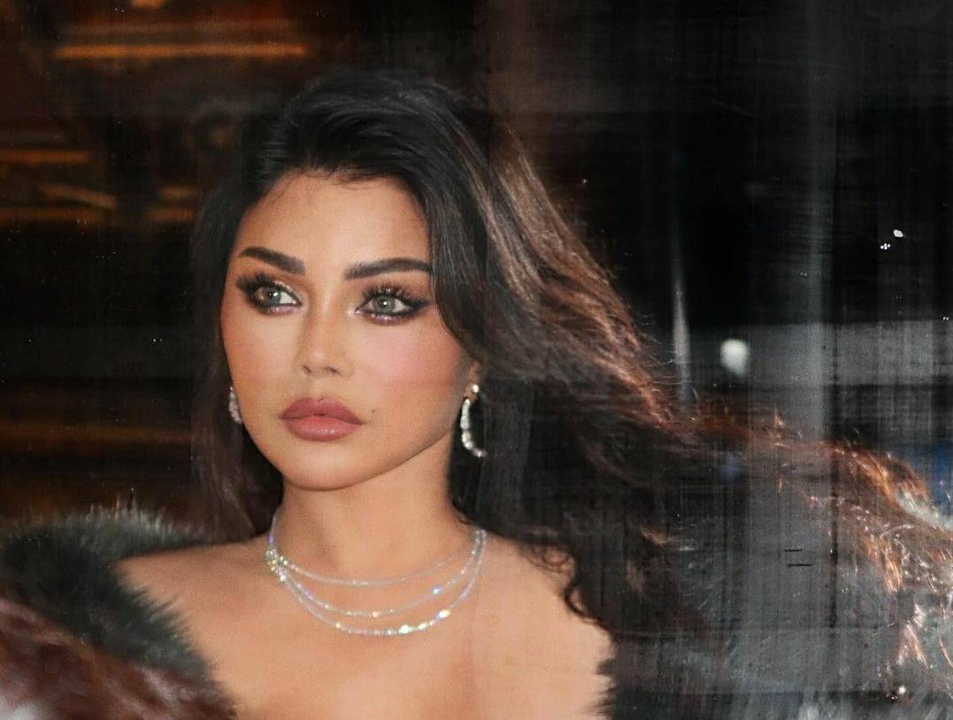 هيفاء وهبي تتألق بفستان قصير وجذاب... شاهدي حقيبتها المميّزة