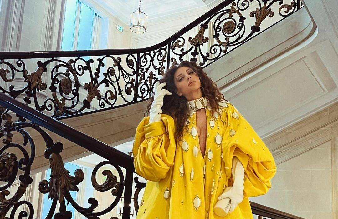 بالصور - ميريام فارس تتألق بفستان جريء وأكسسوارات لافتة