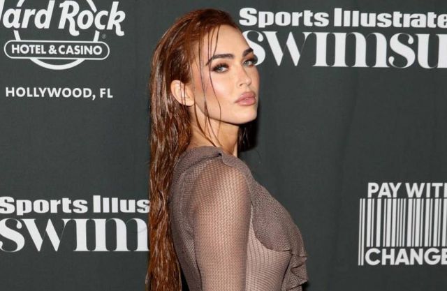 بالصور - ميغان فوكس تثير الجدل بفستانها العاري في حفل 