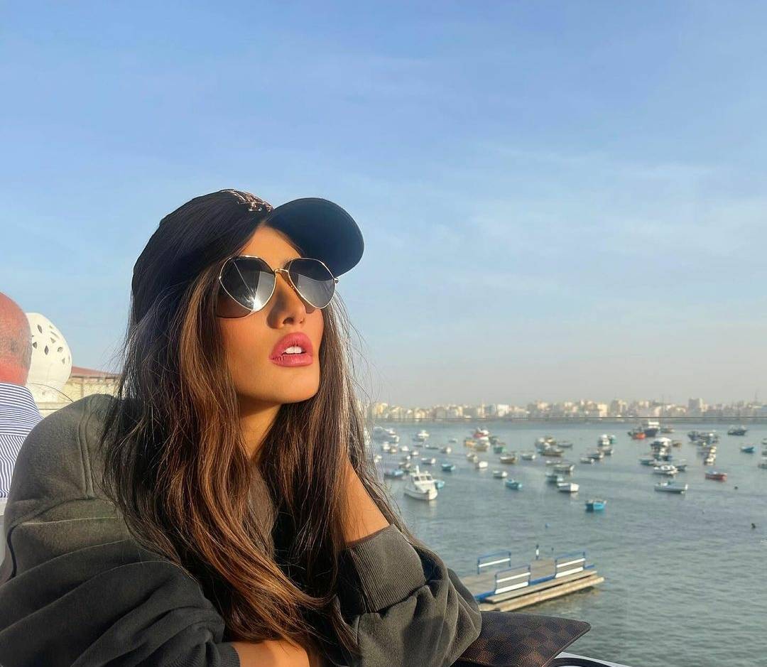 بالصور - زينة تحتفل بميلادها وسط صديقاتها من خارج الوسط الفني