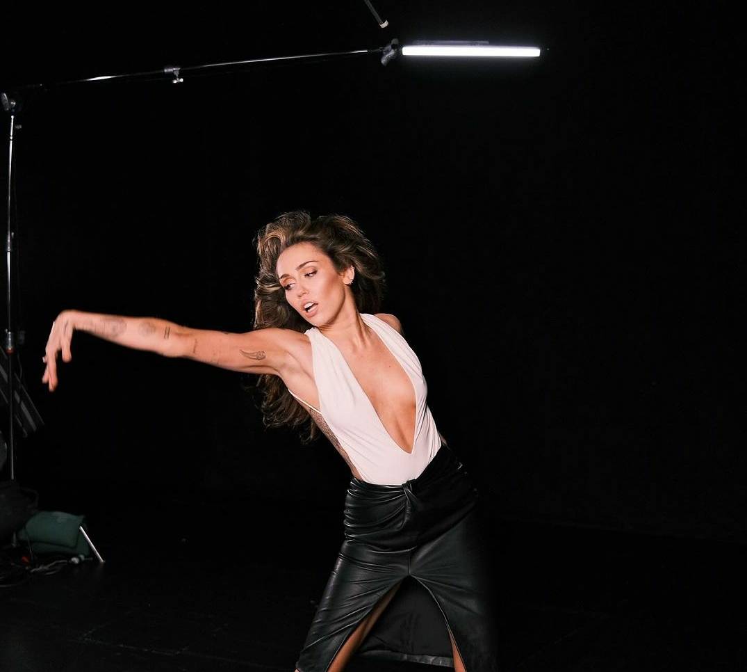 مايلي سايروس تلفت الأنظار بإطلالاتها المتنوعة والجريئة في 