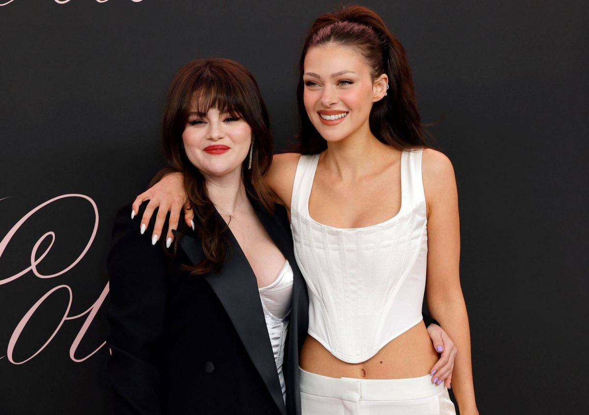 سيلينا غوميز بكورسيه منخفض وغرّة جديدة تدعم نيكولا بيلتز بيكهام