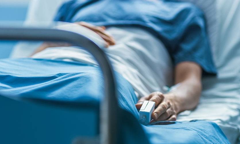 فنان شهير ينجو من الموت بعد دخوله في غيبوبة