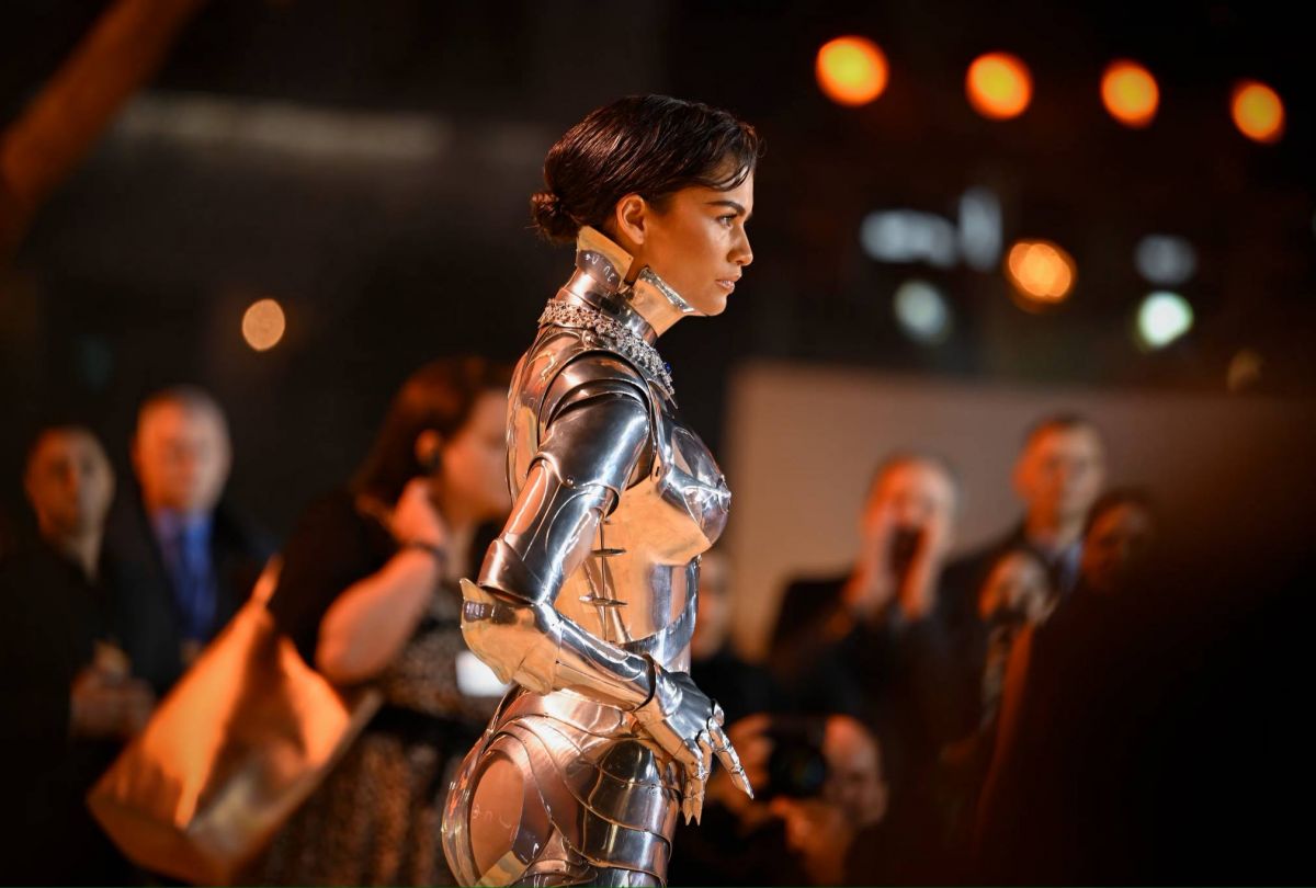 زندايا تخطف الأنظار بإطلالة 