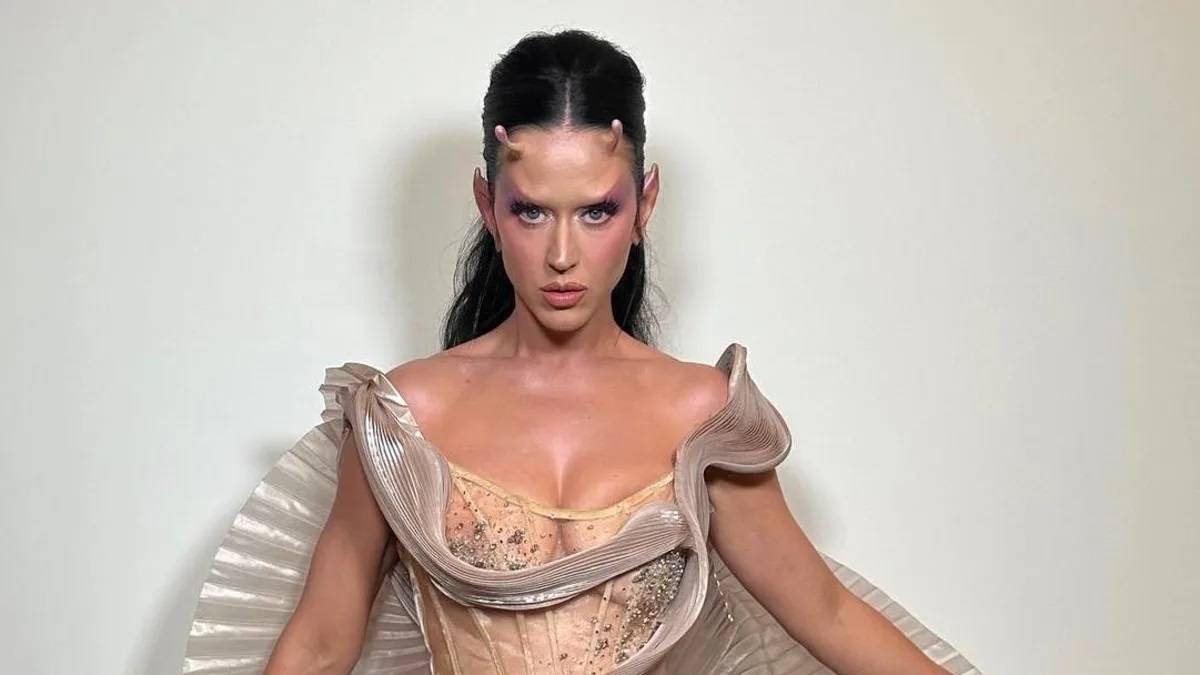 كاتي بيري بآذان الجن في إطلالة من بُعد آخر