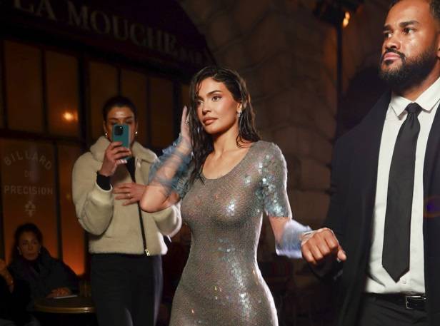 كايلي جينر مجدداً بالشفّاف من Maison Margiela ومجوهرات 