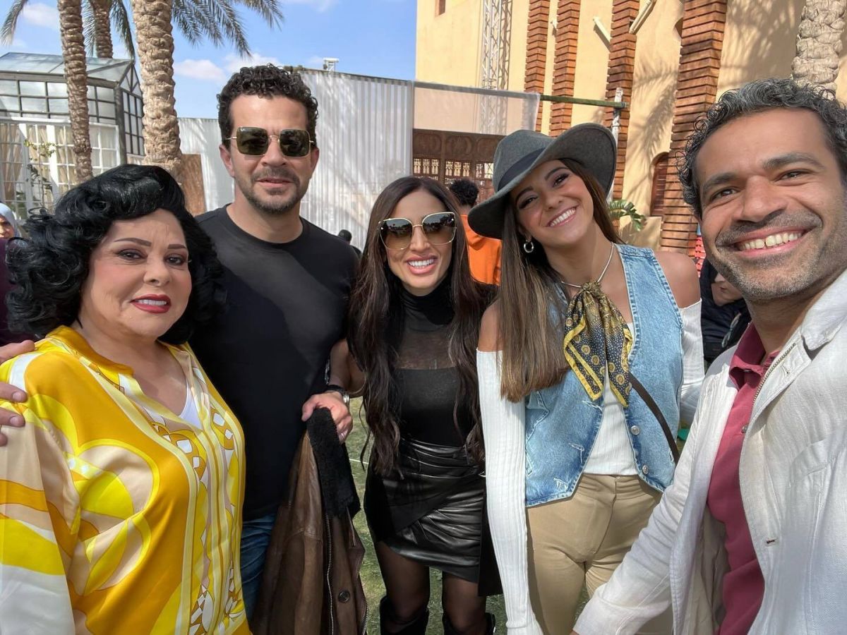 دينا الشربيني تحتفل بهذه الصور العفوية مع فريق عمل 