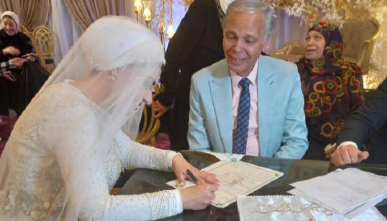 بعد أيام على زواجه المثير الجدل... محمود عامر يبكي على الهواء