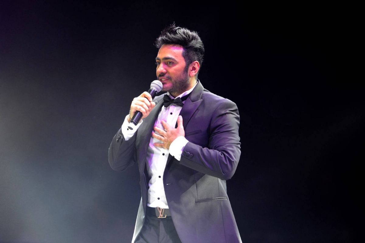 بالفيديو - تامر حسني يوجّه رسالة اعتذار لشاب