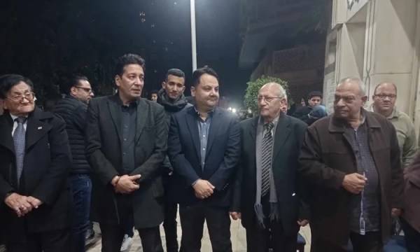 بالفيديو - نجل حلمي بكر يسخر من منتقدي التقاطه صوراً مع عائلته في عزاء والده