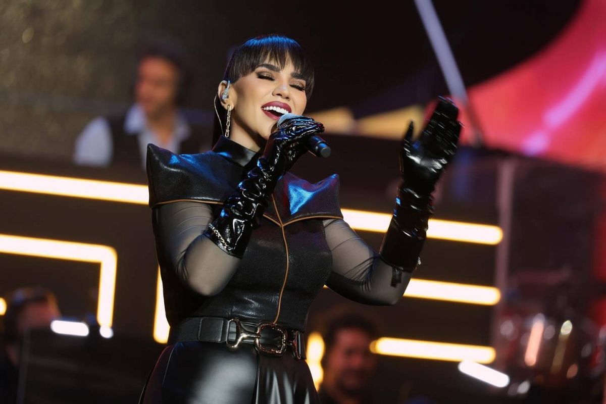 ميّ فاروق تردّ على انتقادات إطلالتها في حفلها بالسعودية