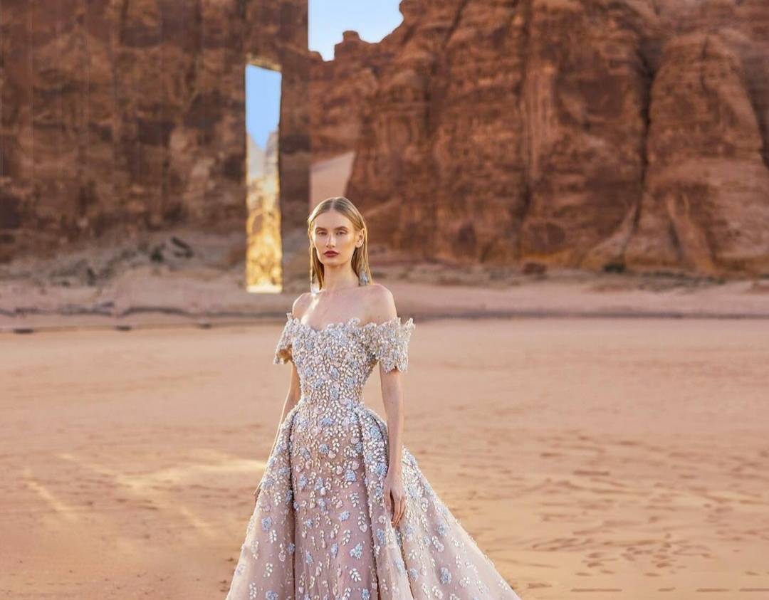 مجموعة رامي قاضي الفاخرة لربيع وصيف 2024 تقدّم ببريق مستوحى من قاعة مرايا في العلا