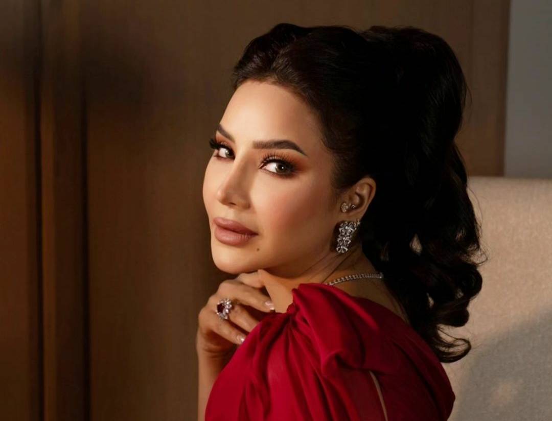 بالصور - لجين عمران تتألق بإطلالة من مجموعتها مع حقيبة فخمة