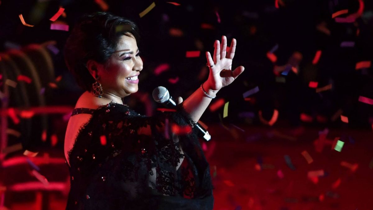 بالفيديو - شيرين عبد الوهاب تغني 