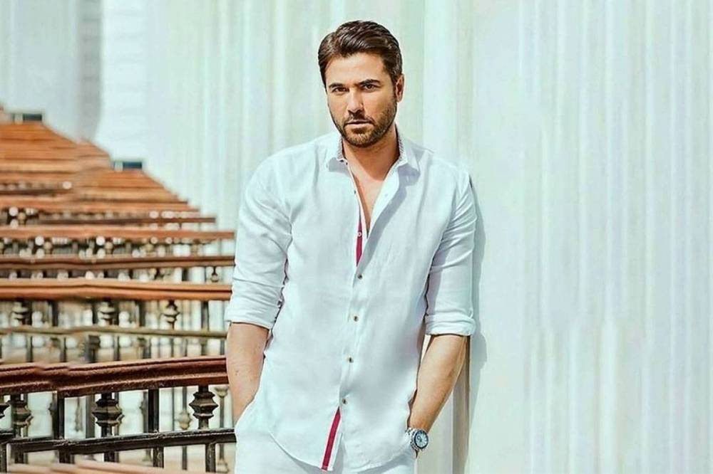 بالفيديو - هذا ما فعله الجمهور مع أحمد عز أثناء تصويره إعلاناً في أحد الشوارع