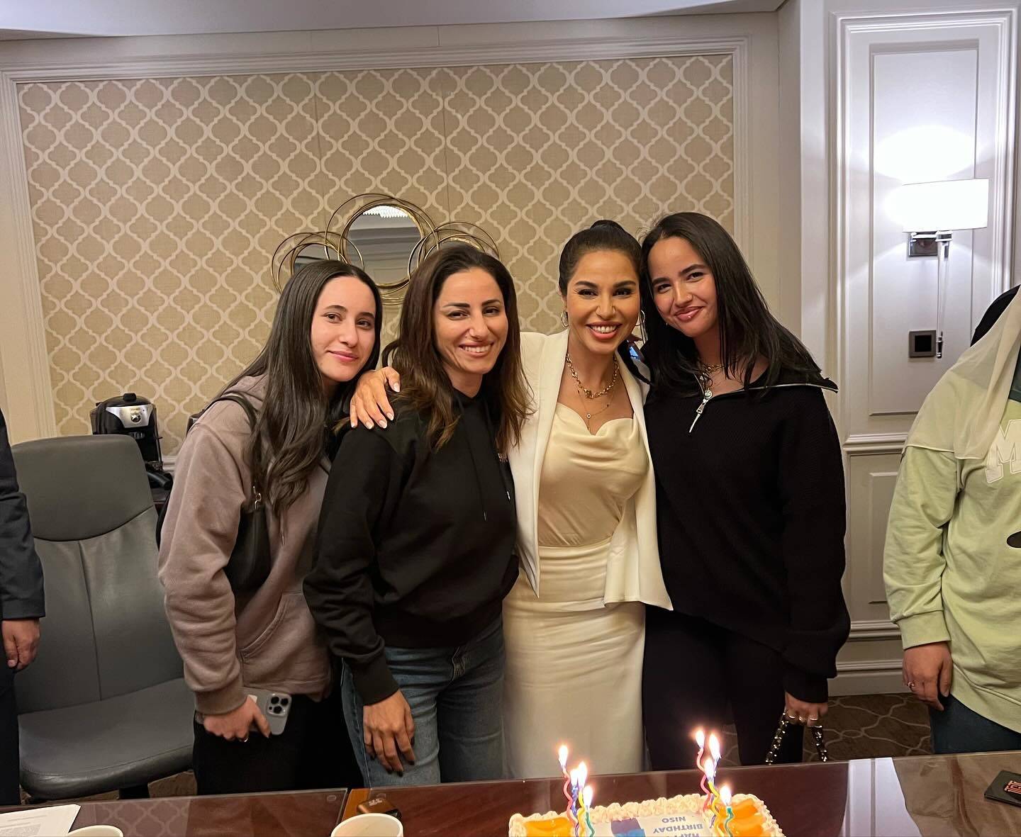 ابنة نسرين أمين على يسار والدتها في الصورة ابنة نسرين أمين على يسار والدتها في الصورة
