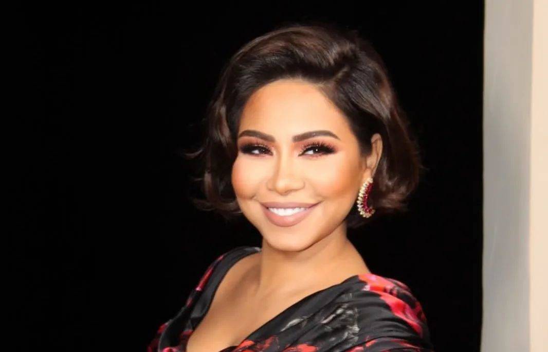 بالفيديو - شيرين عبد الوهاب بشعر طويل وبخسارة وزن واضحة في 