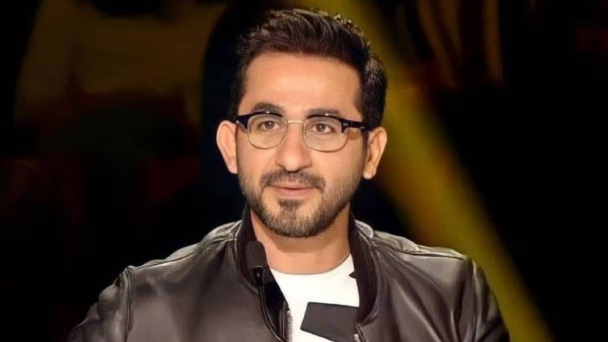 أحمد حلمي يمازح الجمهور بصورة جمعته مع عمرو دياب