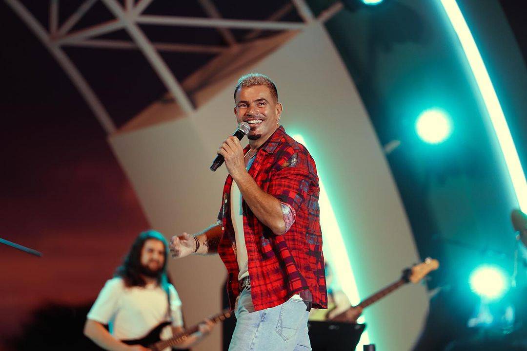 بالفيديو - عمرو دياب يُحدث ضجة ببدلة حمراء وساعة يد مميّزة سعرها خيالي