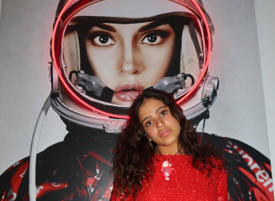 جنا عمرو دياب بإطلالة محتشمة... هكذا روّجت لأغنيتها مع أصدقائها