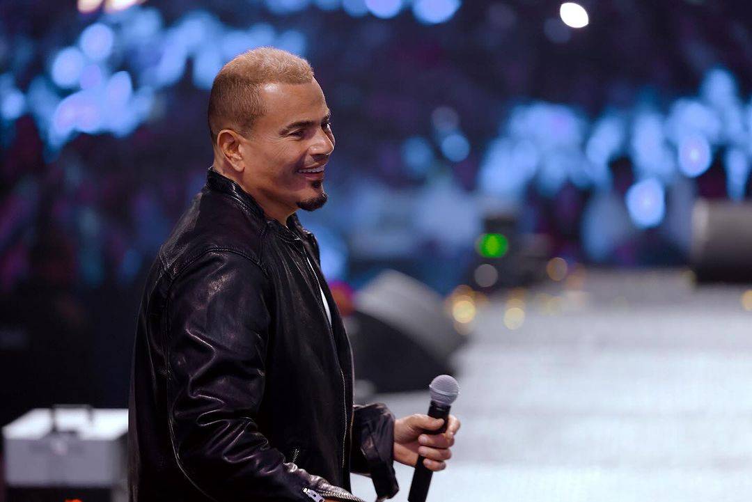 بالفيديو - ابنة عمرو دياب معه على المسرح... هل تصالح مع زوجته؟