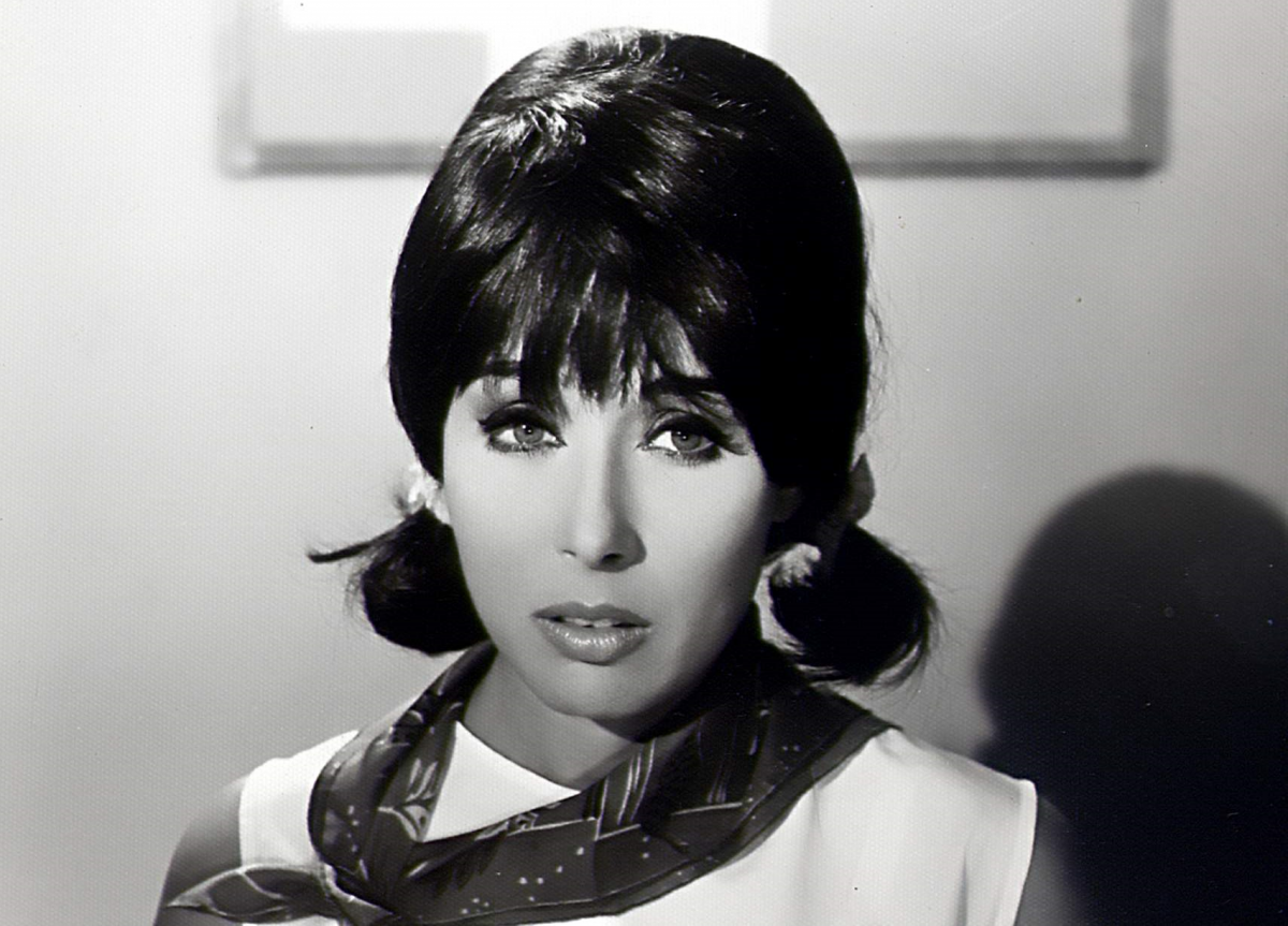 لبنى عبد العزيز تعلن شروط عودتها للساحة الفنية