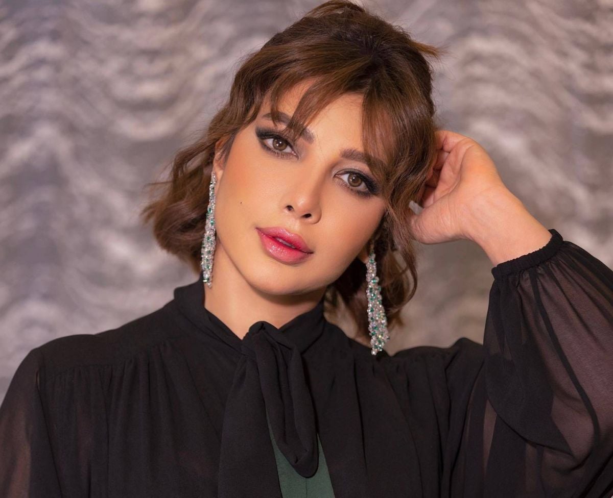 بالفيديو - خوفاً من الحسد... أصالة تحصّن حنجرتها قبل الصعود الى المسرح