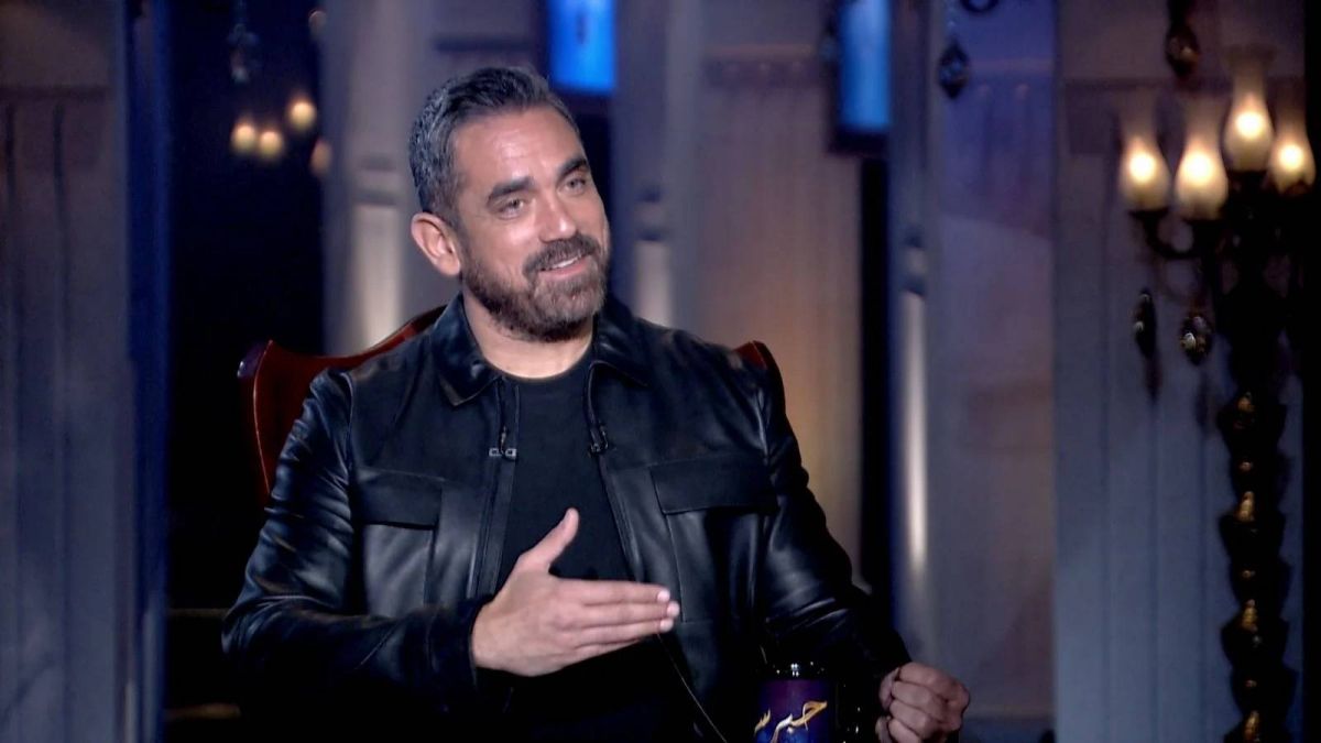 بالفيديو - أمير كرارة يبكي على الهواء بسبب والده... وهذا ما قاله عن عادل إمام