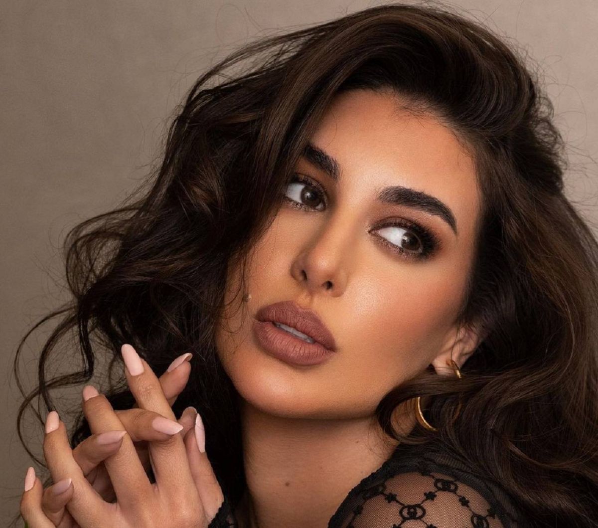 بالفيديو - ياسمين صبري تخرج عن المألوف في أدوارها بمسلسلها الجديد