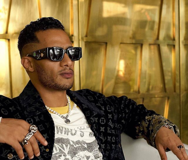 بالفيديو - الجمهور يحتشد حول محمد رمضان بعد إطلاق سراحه من المحكمة