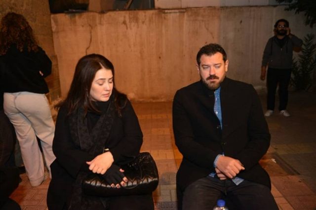 عمرو يوسف وكندة علوش في عزاء والدة ساندرا نشأت