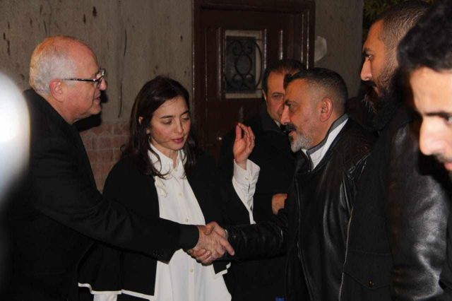 ساندرا نشأت تتقبّل التعازي بوالدتها