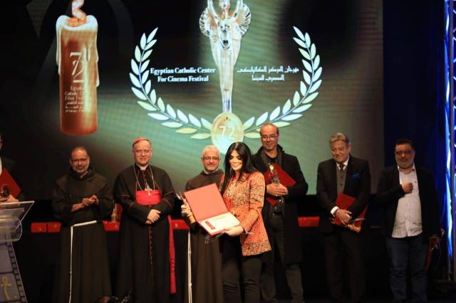 حورية فرغلي تتلقى جائزة أفضل ممثلة نيابة عن منى زكي