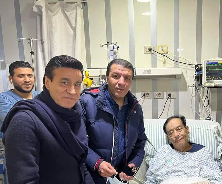 بالصور - محمد فؤاد ومصطفى كامل يتلقيان واجب العزاء في حلمي بكر ونجله يصل متأخراً