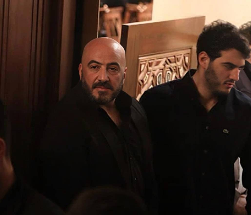 بالصور - في غياب النجوم... مجدي الهواري يبكي في عزاء شقيقته