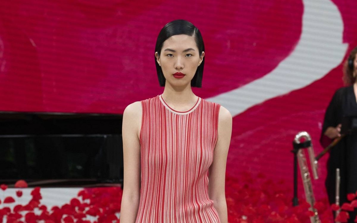 فكّ شيفرة الفستان الأحمر!