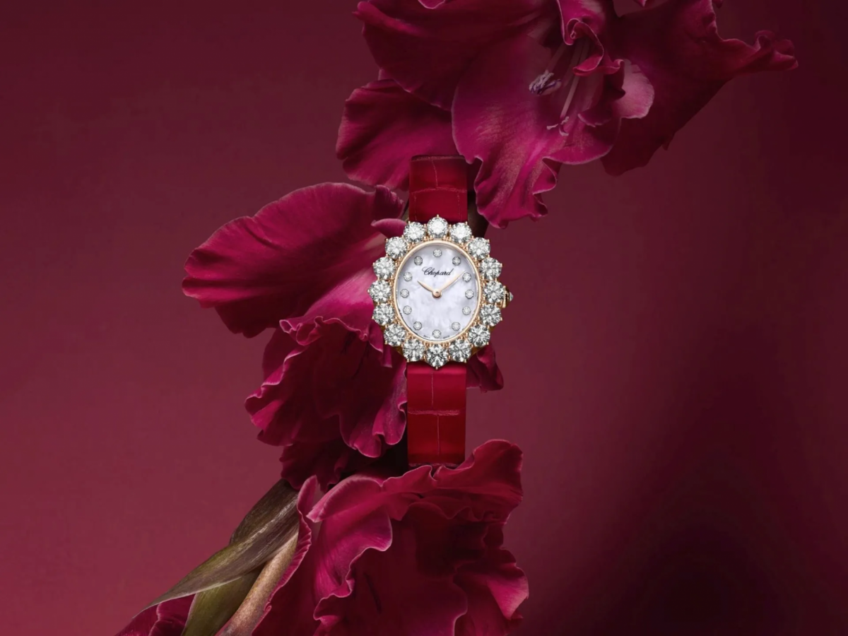 ساعات ساحرة باللون الأحمر