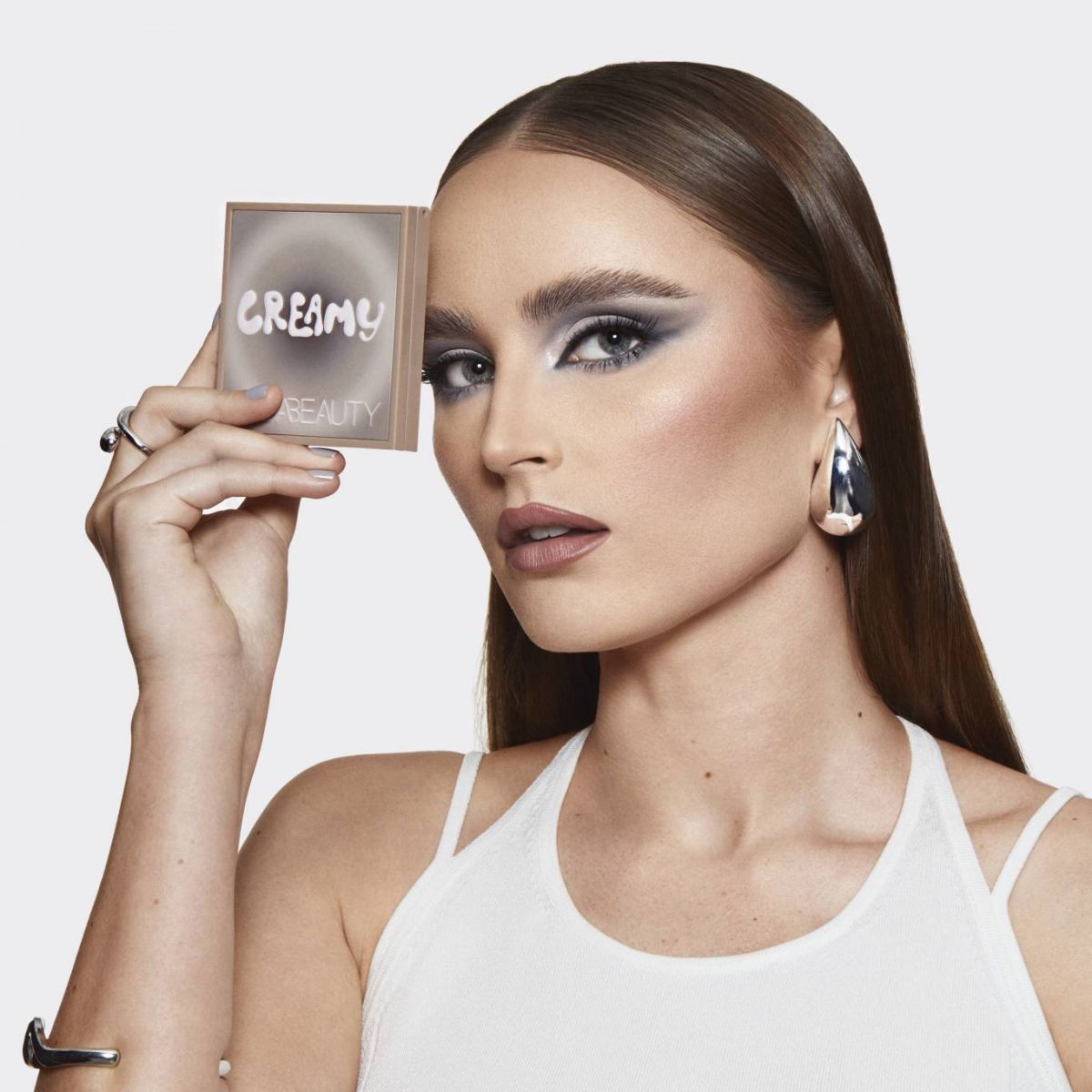 اكتشفي عشقك الجديد مع ظلال العيون المُبتكَرة من Huda Beauty