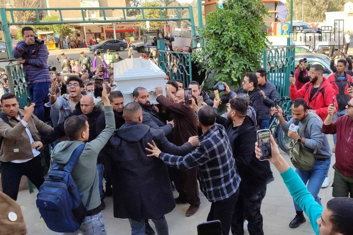 بالصور - انهيار شقيقه وزوجته ترفض الكلام.. حلمي بكر إلى مثواه الأخير