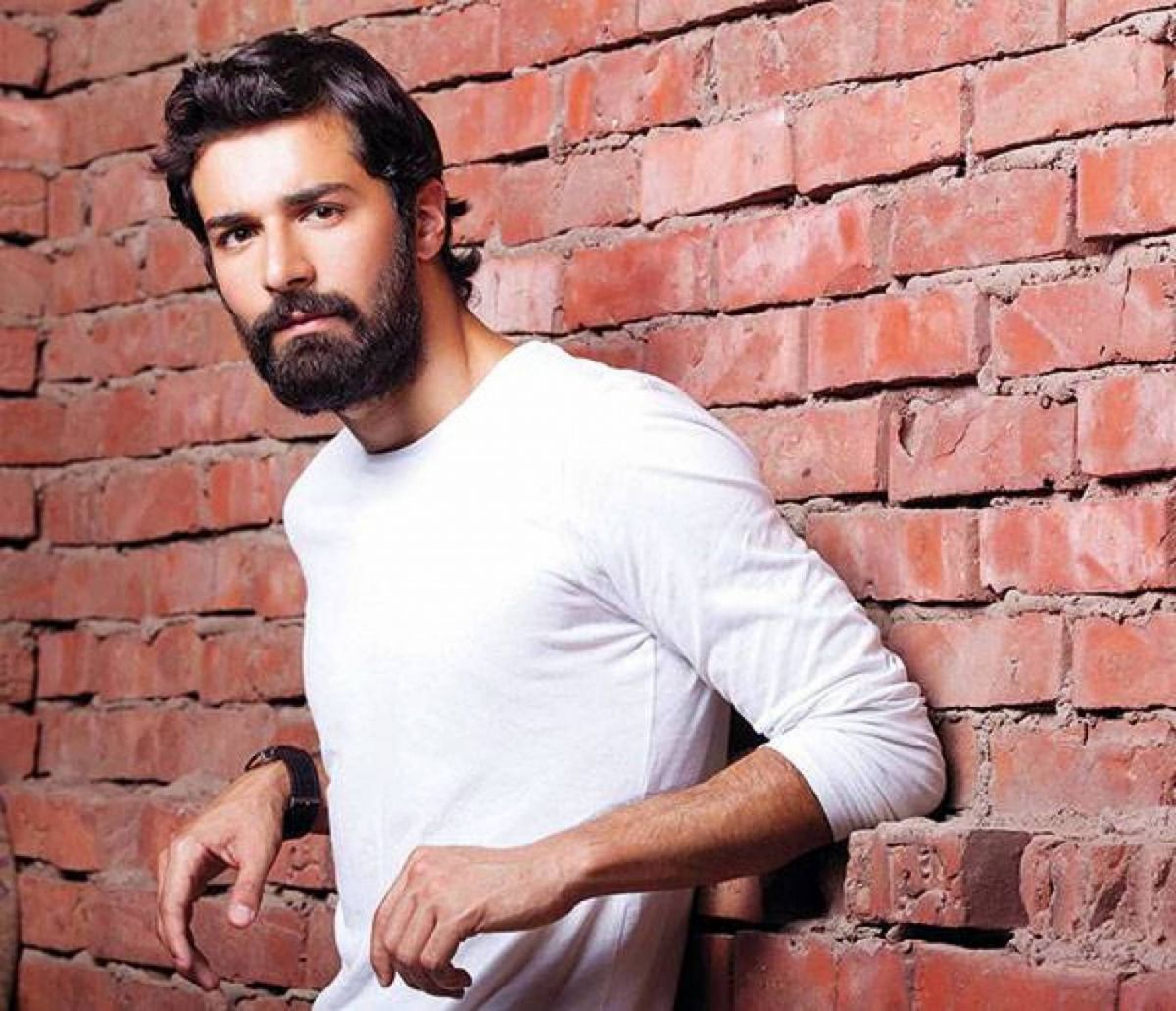 بالفيديو - أحمد حاتم يفجّر مفاجأة ويعلن انفصاله عن زوجته