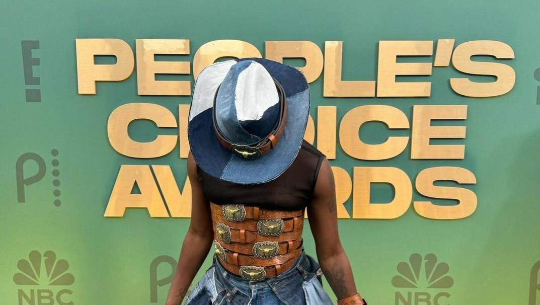 بالصور - تيكتوكر مشهور يثير الجدل بإطلالته الغريبة على السجادة الحمراء