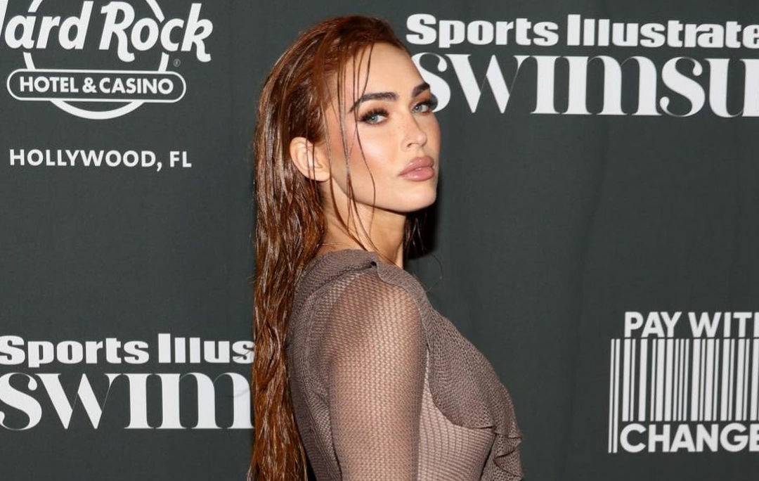 بالصور - ملامح ميغان فوكس تتغيّر بالشعر الوردي والمكياج الصاخب