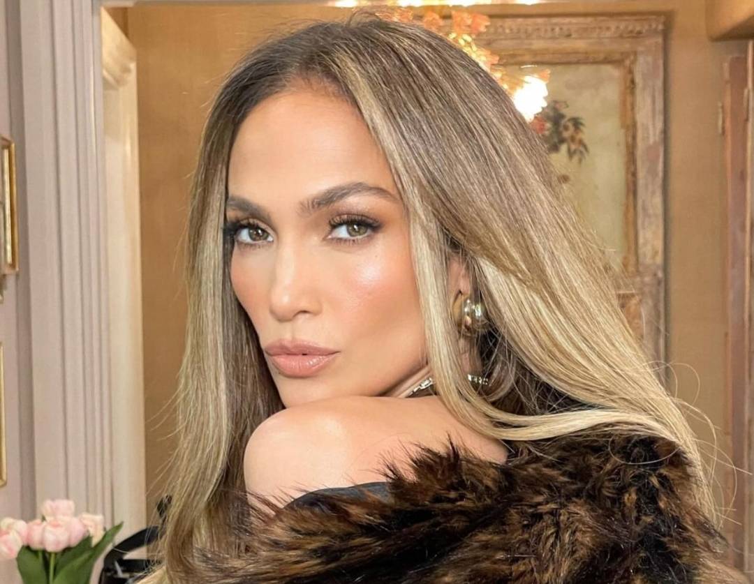 بالصور - جينيفر لوبيز بإطلالة باهظة الثمن ومجوهرات ذهبية بسيطة!