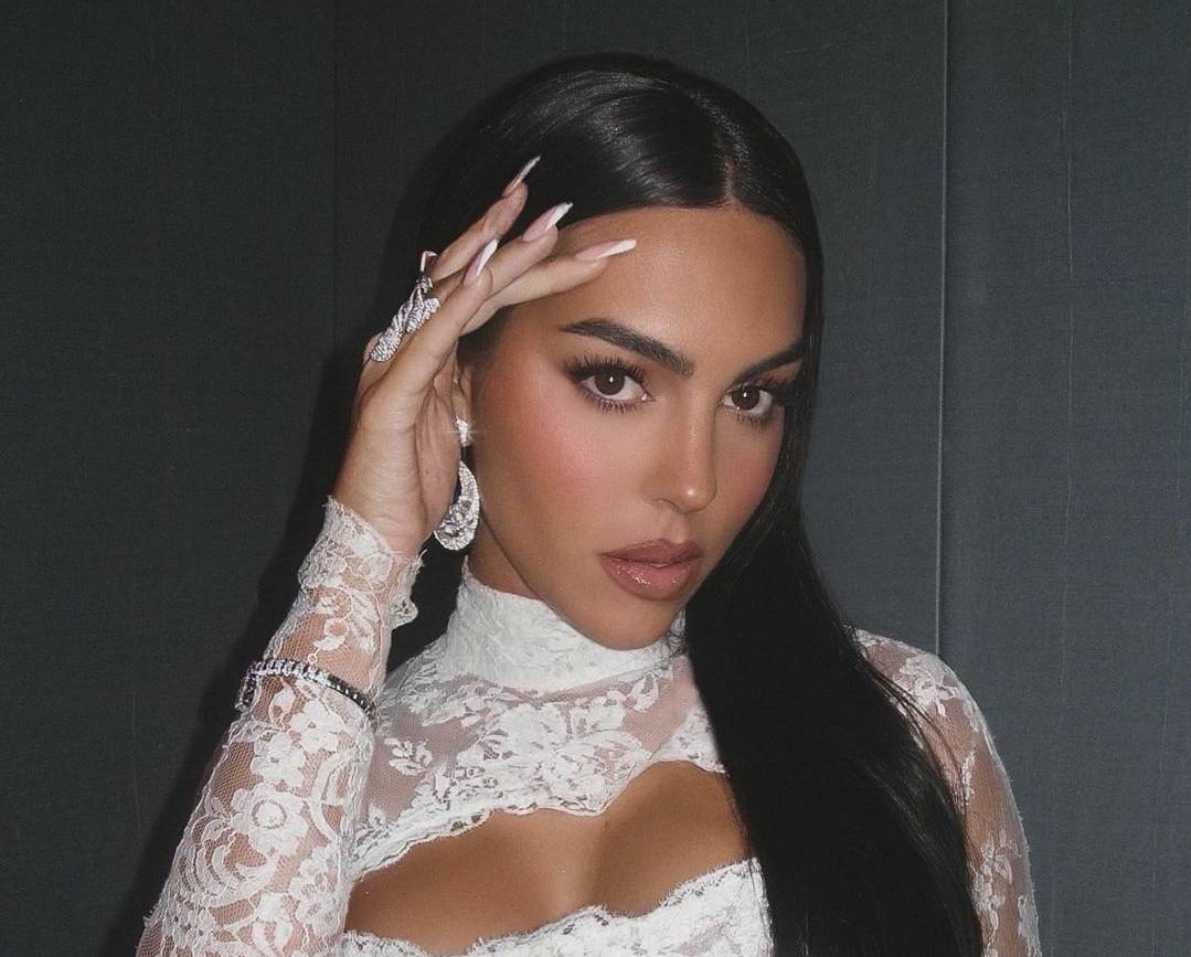 بالصور - جورجينا رودريغيز تثير الجدل بفستانها الرياضي ورسالة خاصة