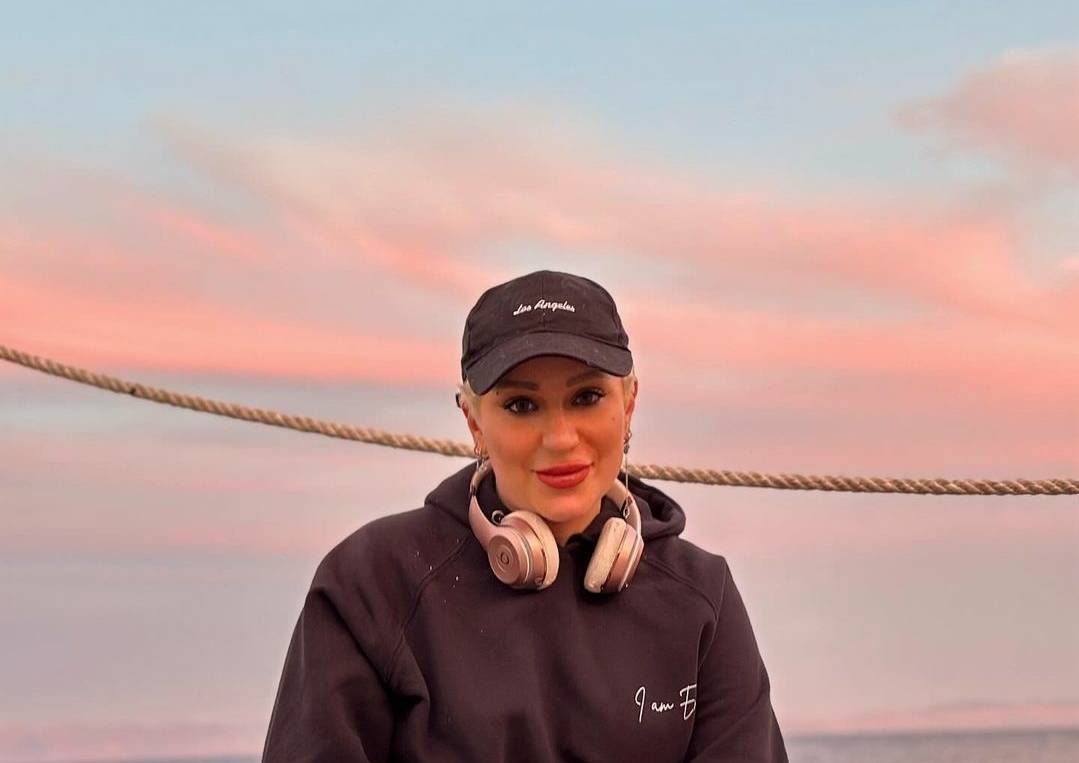 بعد الصلعة... أسما شريف منير تضجّ أنوثةً بالشعر الطويل!