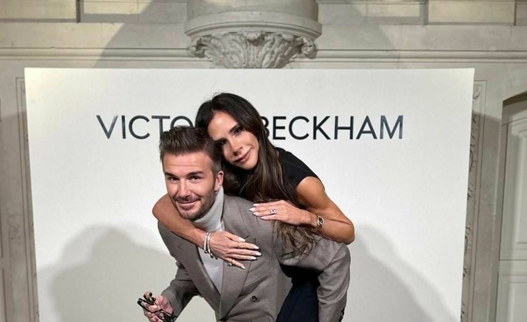 فيكتوريا بيكهام بعكازين وتقدم مجموعة متنوعة من الملابس الجاهزة لخريف 2024