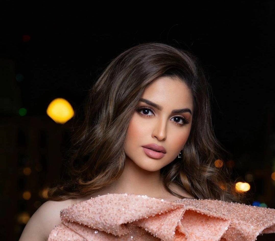 بالفيديو - حلا الترك تستعرض فستاناً من تصميمها... والجمهور يتفاعل